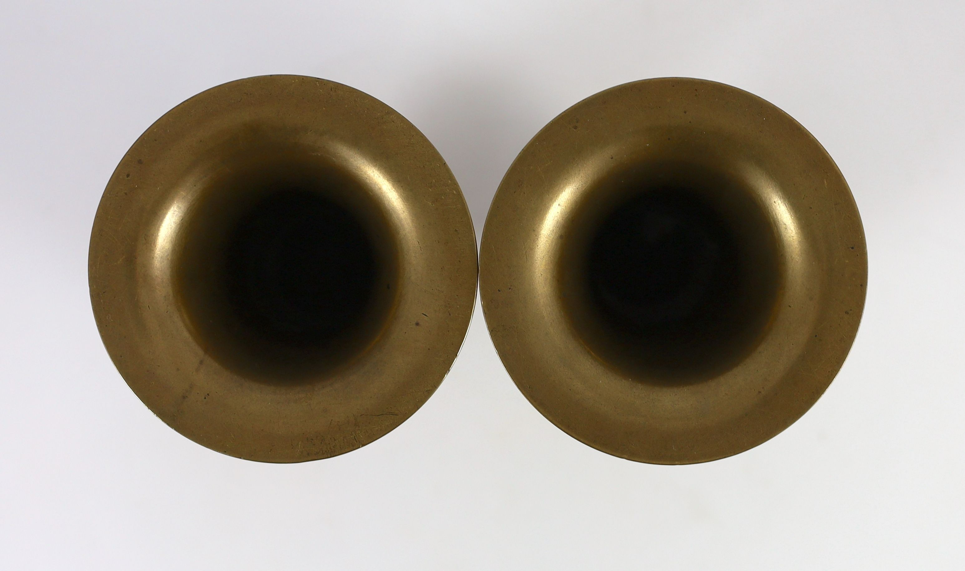 A pair of Chinese bronze vases, gu, 18th/19th century 14. 5 cm high